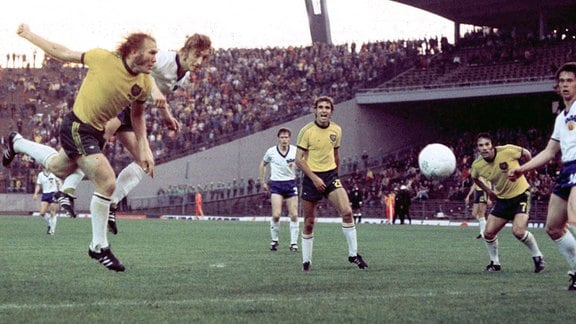 Kopfball von Joachim Streich bei der Weltmeisterschaft 1974 im Spiel gegen Australien