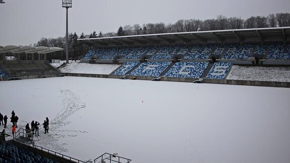 Der Rasen des Ludwigsparkstadions ist mit Schnee bedeckt.