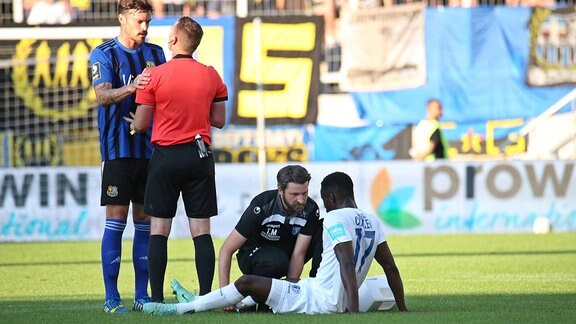 Sirlord Conteh (1. FC Magdeburg) verletzt am Boden