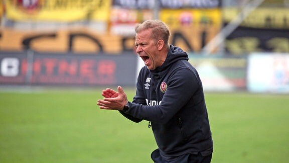 Dynamo Trainer Markus Anfang in Emotionen schreiend am Spielfeldrand.