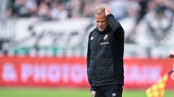 Trainer Markus Anfang (Dresden) scheint unzufrieden zu sein.