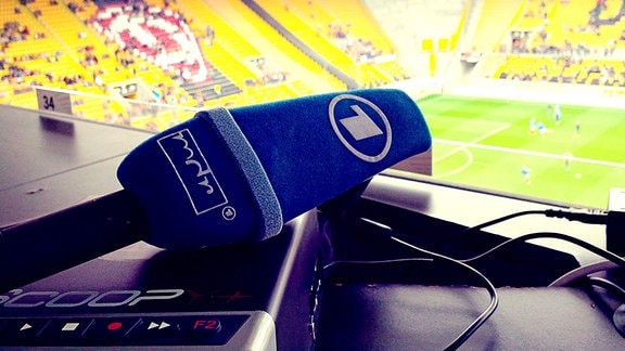 MDR-Info-Mikrofon im Stadion Dresden