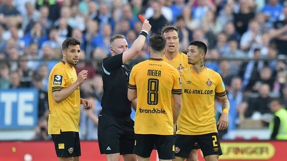 Schiedsrichter Lars Erbst gibt Kyu-hyun Park von Dynamo Dresden die gelb rote Karte. 
