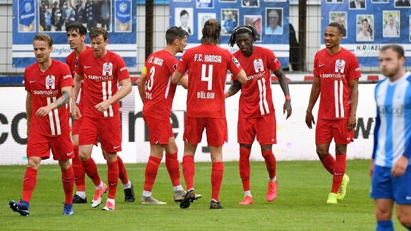 Aaron Opoku (FC Hansa Rostock, 19) jubelt nach seinem Tor zum 0:2 mit seiner Mannschaft. 