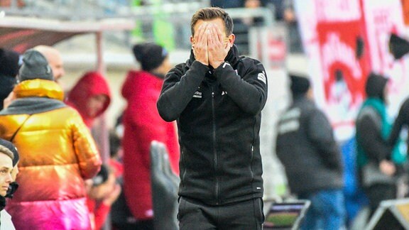 Trainer Andre Meyer (Hallescher FC) schlägt sich die Hände vor das Gesicht.