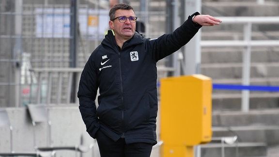 Michael Köllner (TSV 1860 München) gibt Anweisungen