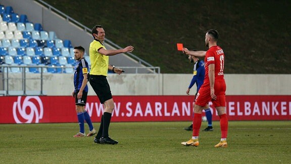 Morris Schröter (FSV Zwickau) gibt Schiedsrichter Mitja Stegemann die rote Karte 