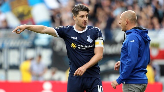 Moritz Stoppelkamp im Gespräch mit Trainer Torsten Lieberknecht (MSV Duisburg)