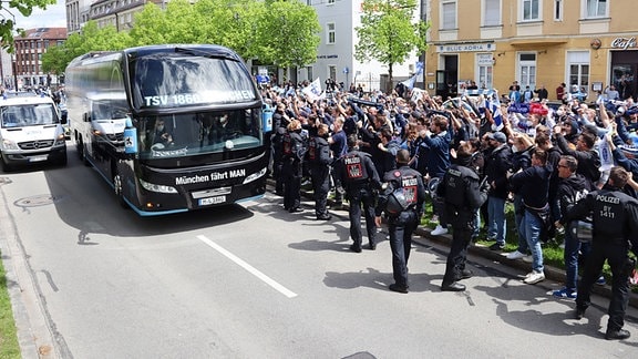 Fans vom TSV 1860 München begrüssen den Mannschaftsbus.