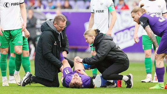 Im Bild von links: Omar Sijaric 11, Aue, musste verletzt ausgewechselt werden. Teamarzt Heiko Dietel Aue, Physiotherapeutin Lisa Wiedner Aue.