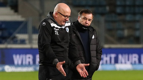 Trainer Thomas Hoßmang Hossmang mit Sportdirektor Otmar Schork (1. FC Magdeburg) auf dem Feld.  