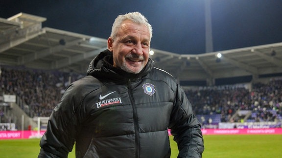 Pavel Dotchev Trainer, FC Erzgebirge Aue optimistisch vor dem Anpfiff. 