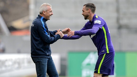Aues Christian Tiffert (r)- Schlussjubel mit Trainer Pavel Dotchev.