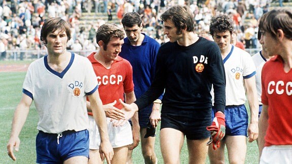 Olympische Spiele 1972: Spiel um Platz 3 zw. UdSSR - DDR, Peter Ducke, dahinter Torwart Jürgen Croy macht Shakehands mit einem sowjetischen Spieler.