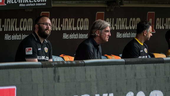 Dresdens Sportdirektor Ralf Minge sitzt neben Team-Manager Martin Börner links auf der Bank SG Dynamo Dresden