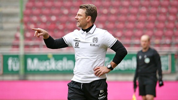 Trainer Rico Schmitt, SV Meppen, am Spielfeldrand.