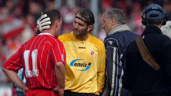Torwart Tomislav Piplica (Mitte) und Timo Rost (li.) enttäuscht nach dem verpasstem Aufstieg, re. Trainer Eduard Geyer (alle Cottbus) Fußball 2. BL Herren Saison 2003/2004