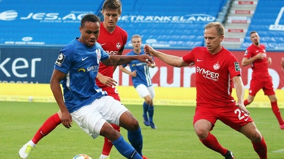 Rostocks Nartey behauptet sich gegen die FCK-Spieler Sickinger und Nandzik.