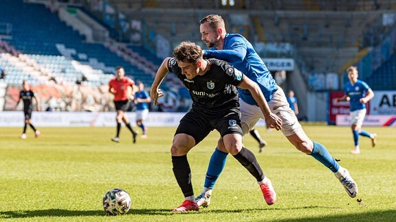 Adrian Malachowski, 1.FC Magdeburg und John Verhoek, Hansa Rostock, im Zweikampf