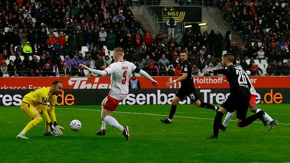 Spielszene aus der Begegnung Rot Weiß Essen - Hallescher FC