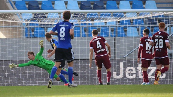 Nicklas Shipnoski 1.FC Saarbruecken koepft das 1:1