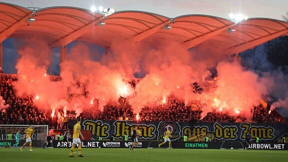  Fans von Dynamo Dresden zünden Pyrotechnik
