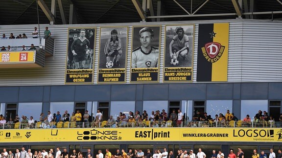 im Stadion hängen Fotos der Ehrenspielführer von Dynamo Dresden, v. l. Wolfgang Oeser, Reinhard Häfner, Klaus Sammer, Hans-Jürgen Kreische,
