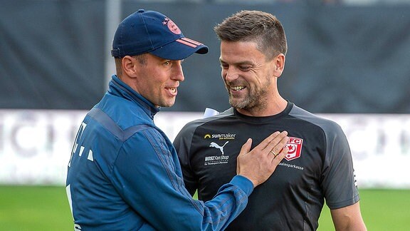 Torsten Ziegner (Cheftrainer, HFC,re.) im Gespräch mit Sebastian Hoeneß (Cheftrainer, Bayern München II)