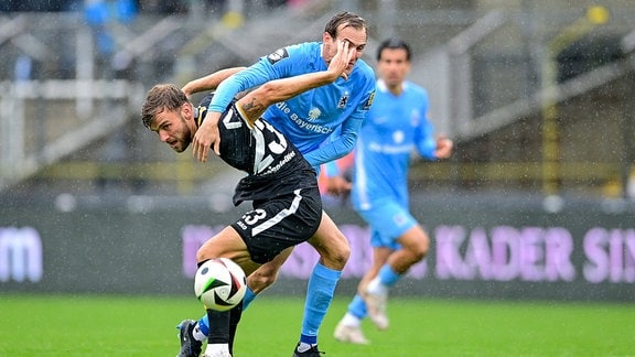 Lars Bünning (Dresden, 23) Fabian Schubert (TSV 1860, 10) im Zweikampf