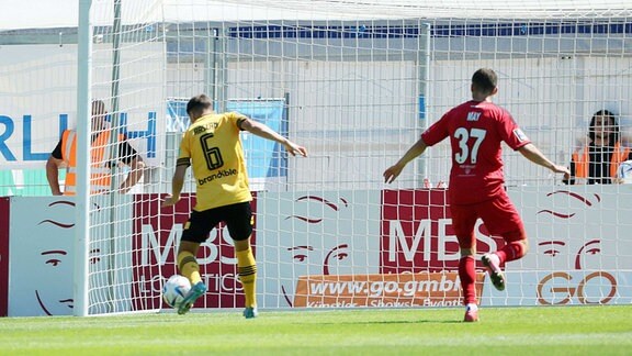 Tor für Dynamo Dresden. Ahmet Arslan 6, Dresden trifft zum 0:1.