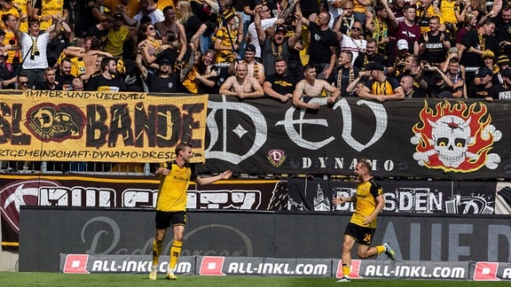 Christoph Daferner (Dynamo Dresden) und Tony Menzel (Dynamo Dresden) freuen sich über das 1:0 Dresden Rudolf-Harbig-Stadion Sachsen.