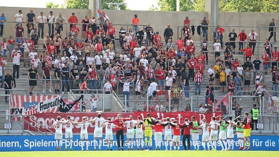 Die Spieler des FSV Zwickau feiern mit ihren Fans 