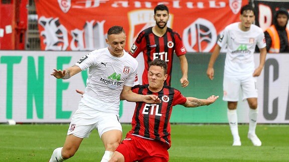 Patrick Sontheimer FC Viktoria Köln 6 und Dominik Steczyk Hallescher FC 18