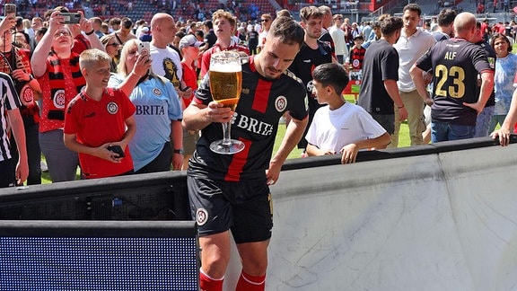 Sebastian Mrowca mit einem großen Bierglas
