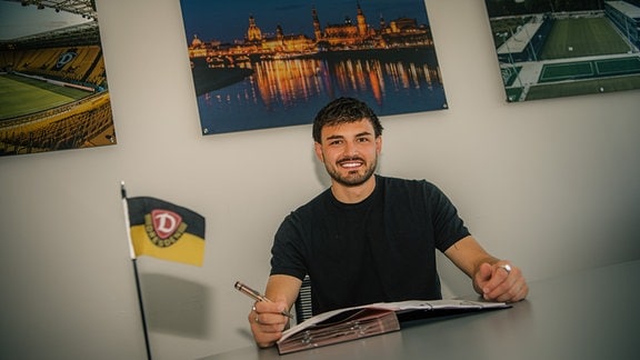 Tim Schreiber unterschreibt einen Vertrag bei der SG Dynamo Dresden.