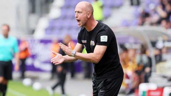 Trainer Timo Rost, Erzgebirge Aue, gestikuliert im Stadion.