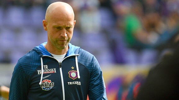 Timo Rost Trainer, FC Erzgebirge Aue frustriert zur Halbzeit.