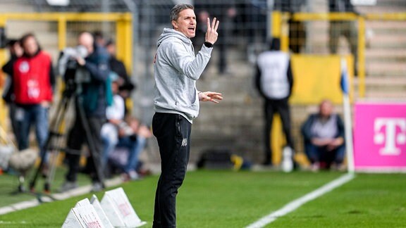 Tobias Schweinsteiger Trainer VfL Osnabrück, gibt Anweisungen an der Seitenauslinie.