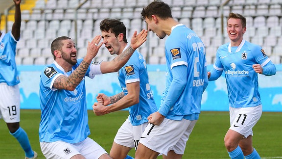 Semi Belkahia vom TSV 1860 München jubelt mit Sascha Mölders (li.)