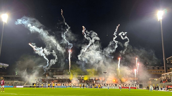 Die Dresdner Fans zünden ein Feuerwerk.