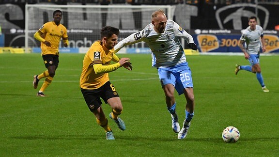 Rapahel HOLZHAUSER, TSV 1860 Muenchen, im Zweikampf gegen Ahmet Metin ARSLAN, Dresden.