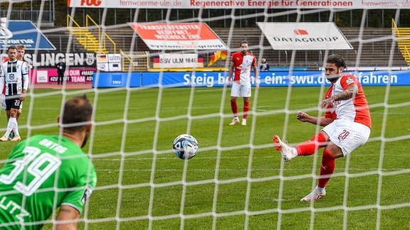 Tor zum 1:1 durch Dominic Baumann (Hallescher FC, 28) gegen Christian Ortag (SSV Ulm, 39), Elfmeter
