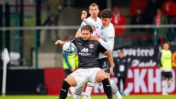 Dominic Baumann (Hallescher FC, 28) gegen Maximilian Wolfram (SC Verl, 07)