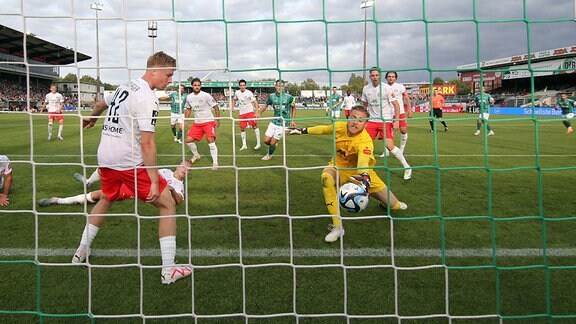 Tor zum 1:0. Torschütze Mirko Boland, VfB Lübeck 31, trifft zum 1:0 ins Tor von Torwart Sven Müller, Hallescher FC 01, aufgenommen mit der Hintertorkamera.