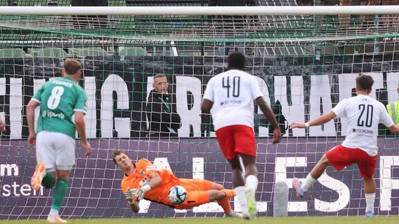 Philipp Klewin (1, VfB Lübeck) hält einen Elfmeter im Spiel gegen den Halleschen FC.