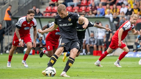 Christoph Daferner (SG Dynamo Dresden, 33) erzielt per Elfmeter das Tor zum 1:0. 