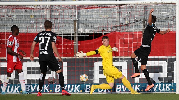 Leroy Kwadwo, Patrick Möschl, Vincent Müller, Tobias Müller erzielt ein Tor