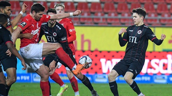 v.li.: Jamil Siebert (Viktoria Köln, 20) Ronny König (Koenig, Zwickau, 15) Maximilian Rossmann (Viktoria Köln, 3) Lars Lokotsch (Zwickau, 9) Benjamin Hemcke (Viktoria Köln, 34)