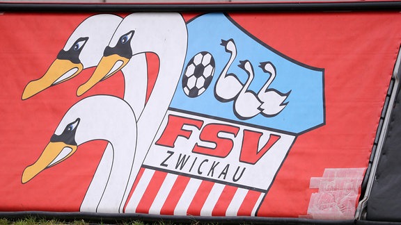 Werbebande mit dem Logo Emblem des FSV Zwickau