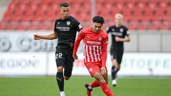 Marcel Costly FC Ingolstadt, 22 Johan Gomez Zwickau, 18 im Zweikampf